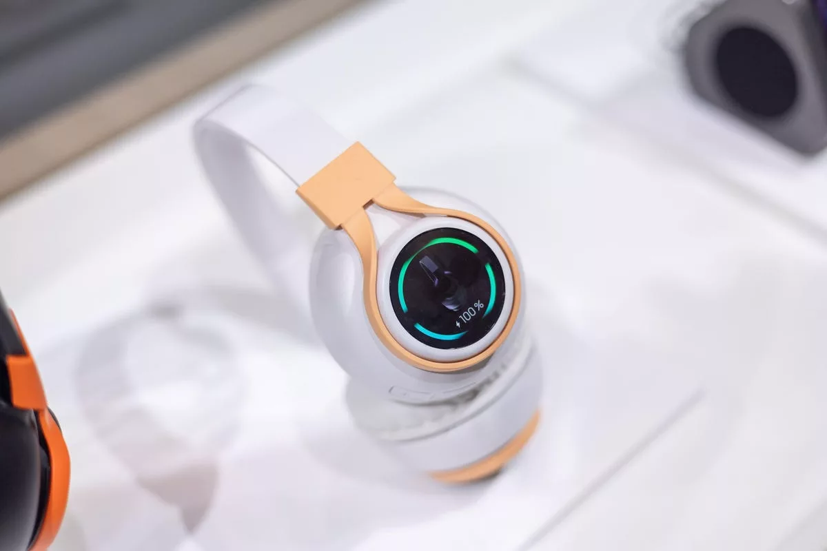 هدفون بیسیم مجهز به نمایشگر - نمایشگاه MWC 2024
